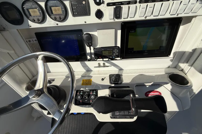 Slide: The Image of 2006 Everglades 260 Center Console dashboard with steering wheel and navigation controls. - 5