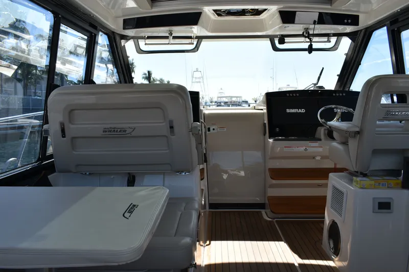 Slide: The Image of Boston Whaler 405 Conquest 2023 - 12