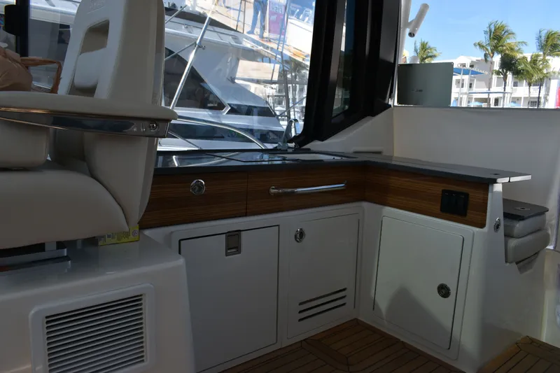 Slide: The Image of Boston Whaler 405 Conquest 2023 - 13