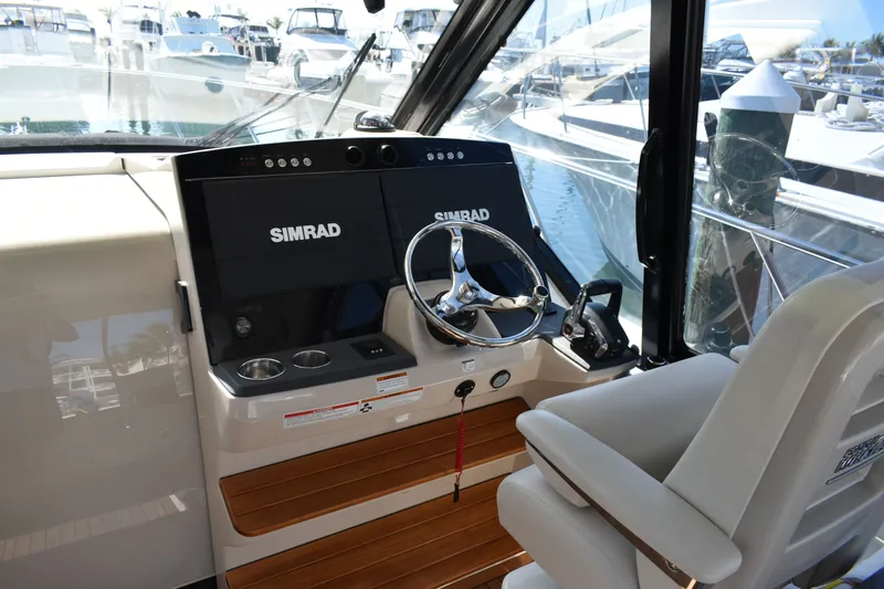 Slide: The Image of Boston Whaler 405 Conquest 2023 - 15