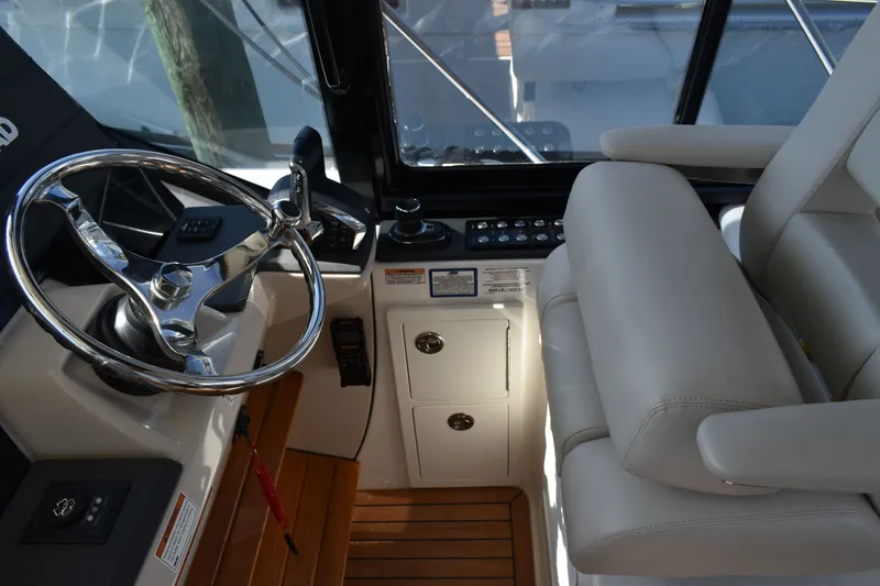 Slide: The Image of Boston Whaler 405 Conquest 2023 - 16