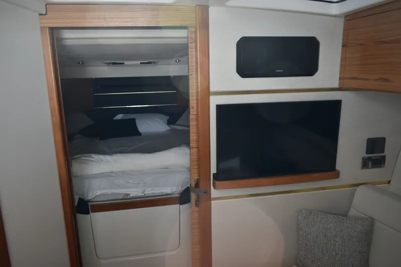 Slide: The Image of Boston Whaler 405 Conquest 2023 - 18