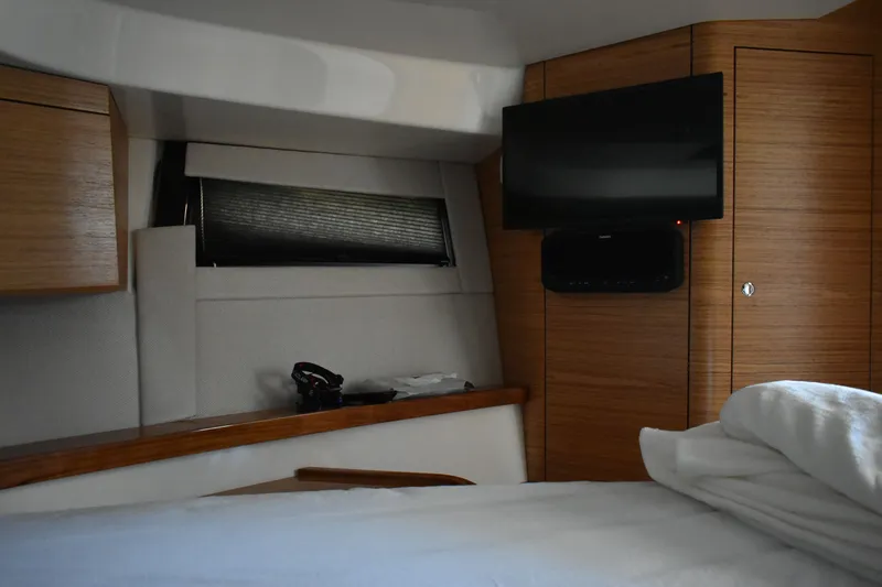 Slide: The Image of Boston Whaler 405 Conquest 2023 - 19