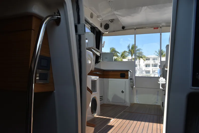 Slide: The Image of Boston Whaler 405 Conquest 2023 - 23