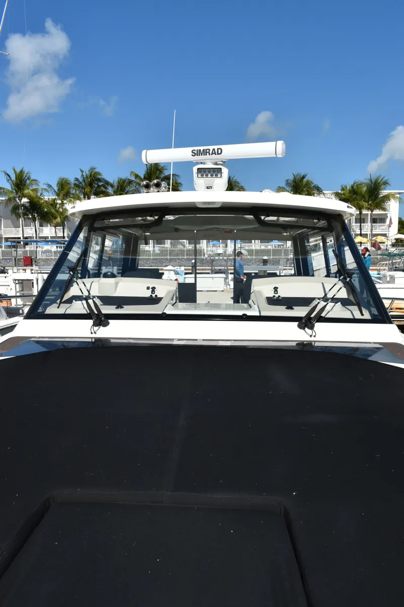 Slide: The Image of Boston Whaler 405 Conquest 2023 - 28