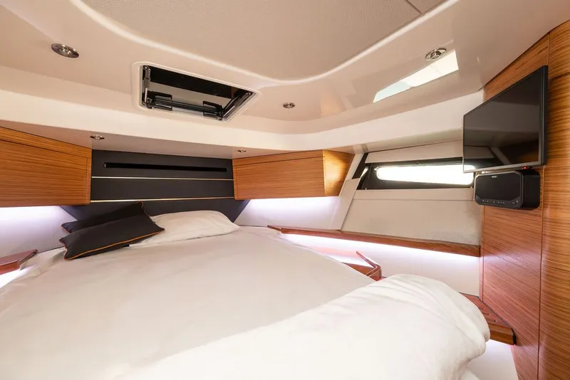 Slide: The Image of Boston Whaler 405 Conquest 2023 - 32