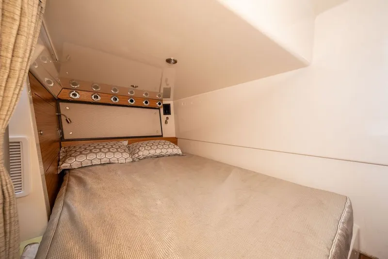 Slide: The Image of Boston Whaler 405 Conquest 2023 - 33