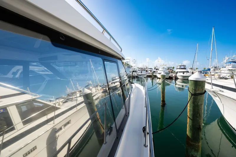 Slide: The Image of Boston Whaler 405 Conquest 2023 - 34