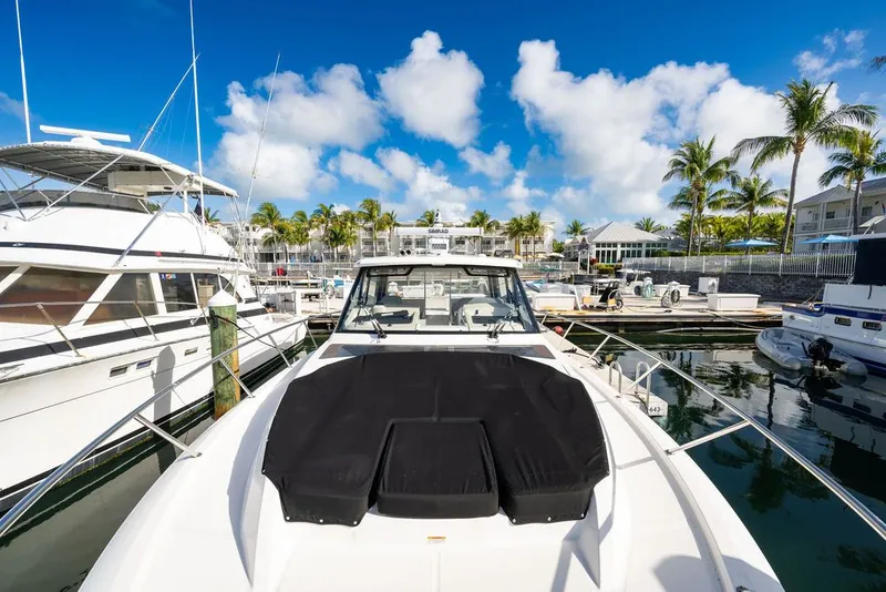 Slide: The Image of Boston Whaler 405 Conquest 2023 - 36