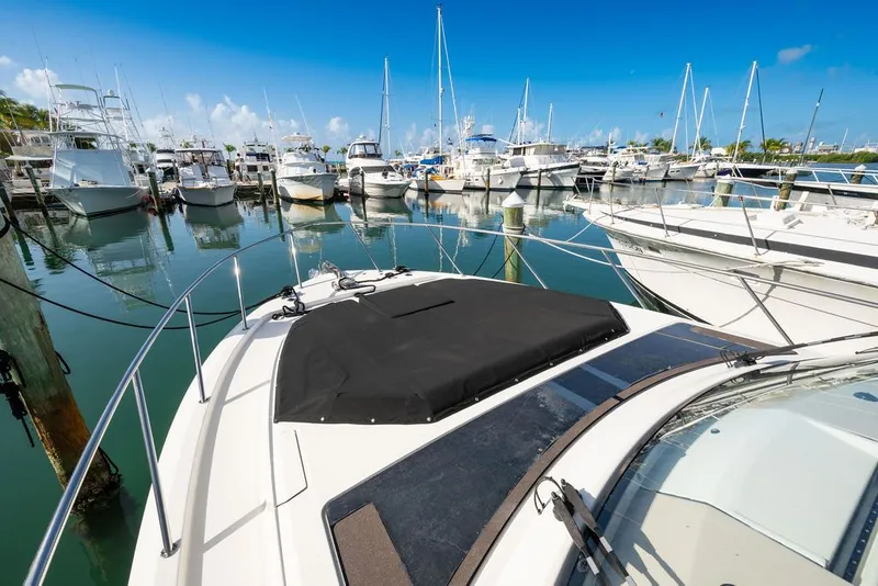 Slide: The Image of Boston Whaler 405 Conquest 2023 - 40