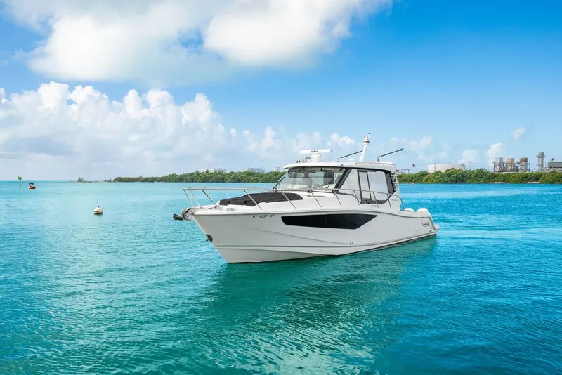 Slide: The Image of Boston Whaler 405 Conquest 2023 - 46