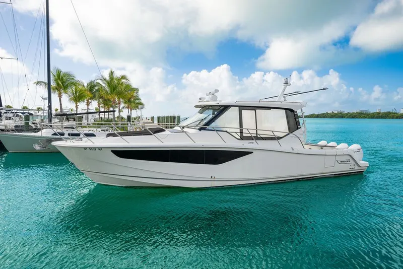 Slide: The Image of Boston Whaler 405 Conquest 2023 - 48