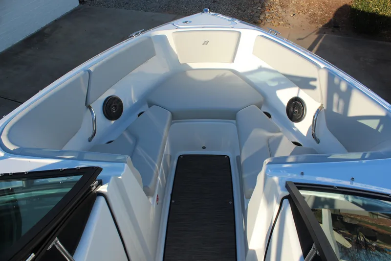 Slide: The Image of 2026 Four Winns H2 Freedom boat interior with spacious seating and modern design. - 19