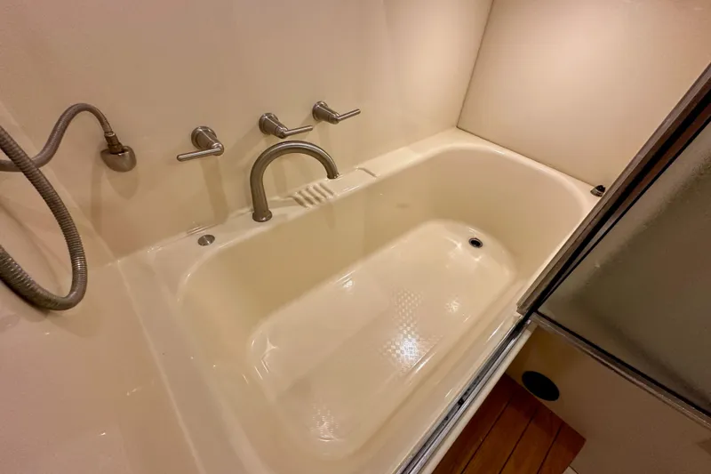 Slide: The Image of Luxurious bathtub in 2004 Meridian 580 Pilothouse yacht bathroom. - 137