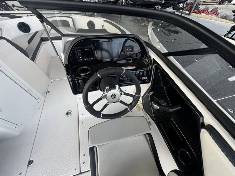 Slide: The Image of Yamaha 195S 2026 - 5