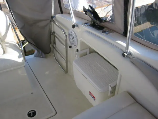 Slide: The Image of Stingray 240CS 2003 - 5