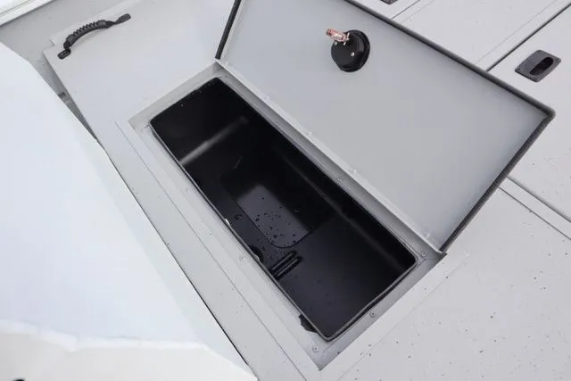 Slide: The Image of Lowe Roughneck 1760 Pathfinder 2026 - 12