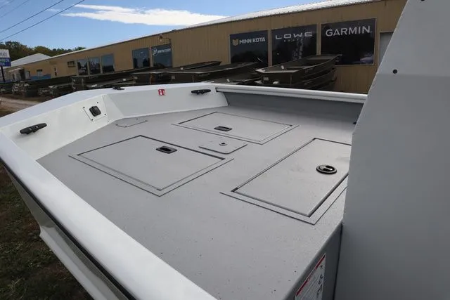 Slide: The Image of Lowe Roughneck 1760 Pathfinder 2026 - 3