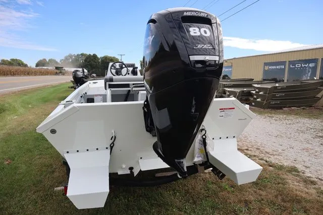 Slide: The Image of Lowe Roughneck 1760 Pathfinder 2026 - 6