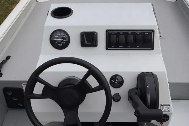 Slide: The Image of Lowe Roughneck 1760 Pathfinder 2026 - 8