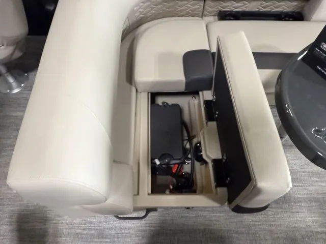 Slide: The Image of Bennington 22SFC TriToon Pontoon 2026 - 10