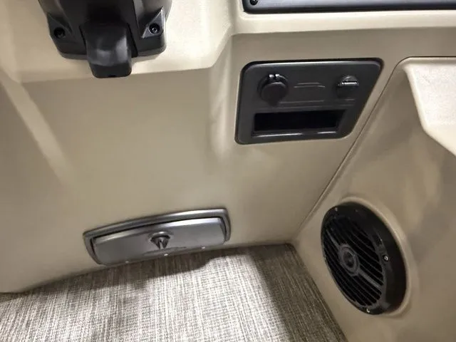 Slide: The Image of Bennington 22SFC TriToon Pontoon 2026 - 16