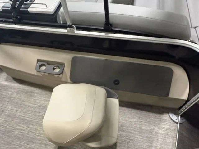 Slide: The Image of Bennington 22SFC TriToon Pontoon 2026 - 18