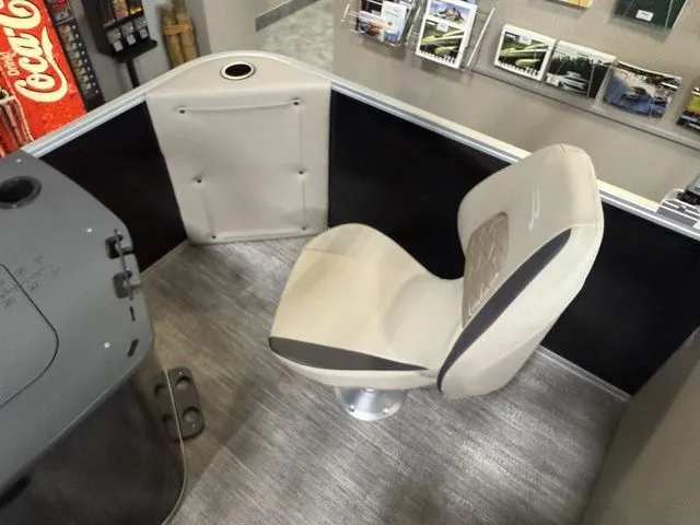 Slide: The Image of Bennington 22SFC TriToon Pontoon 2026 - 20