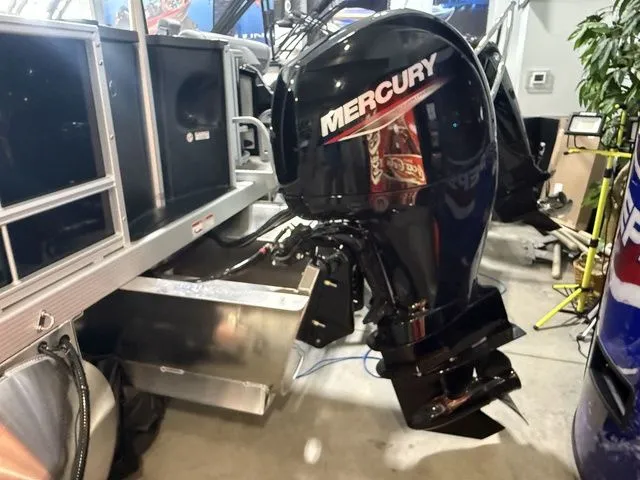 Slide: The Image of Bennington 22SFC TriToon Pontoon 2026 - 24