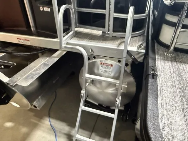 Slide: The Image of Bennington 22SFC TriToon Pontoon 2026 - 25