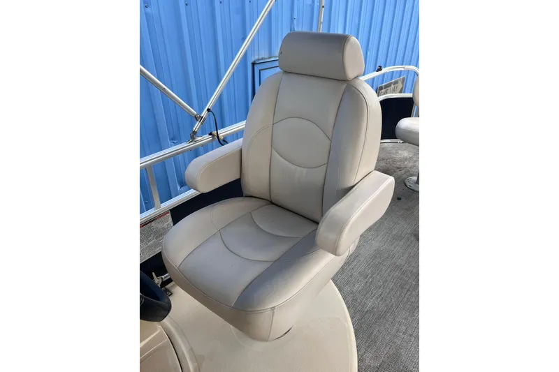 Slide: The Image of Captain's chair on 2016 SunChaser Classic Fish 8522 Cruise-N-Fish boat, beige upholstery. - 15