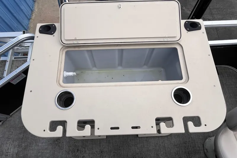 Slide: The Image of 2016 SunChaser Classic Fish 8522 Cruise-N-Fish boat's fishing station with storage compartment. - 21