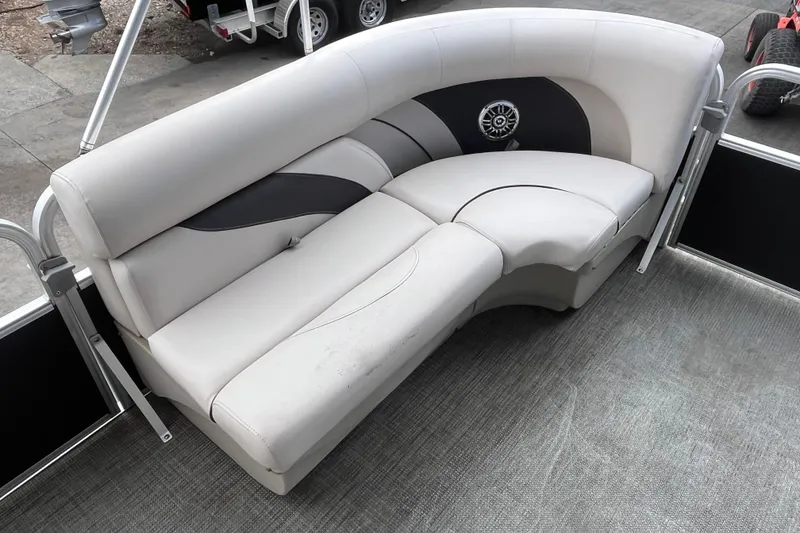 Slide: The Image of Luxurious seating on 2016 SunChaser Classic Fish 8522 Cruise-N-Fish pontoon boat. - 7