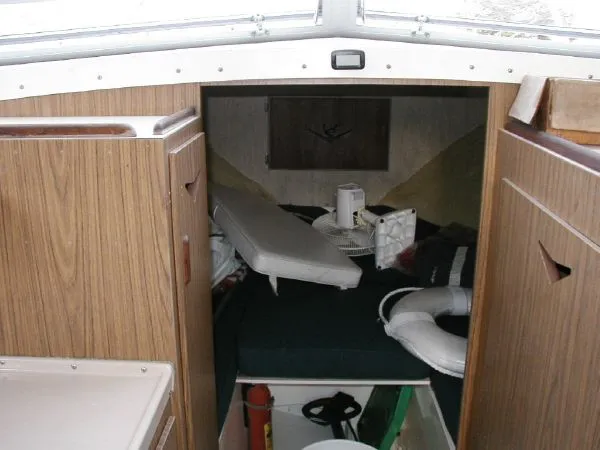 Slide: The Image of Bertram 28 Flybridge CRUISER 1981 - 10
