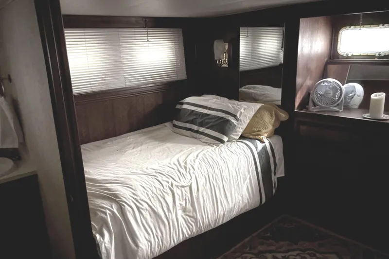 Slide: The Image of Hatteras 43 Double Cabin 1977 - 23