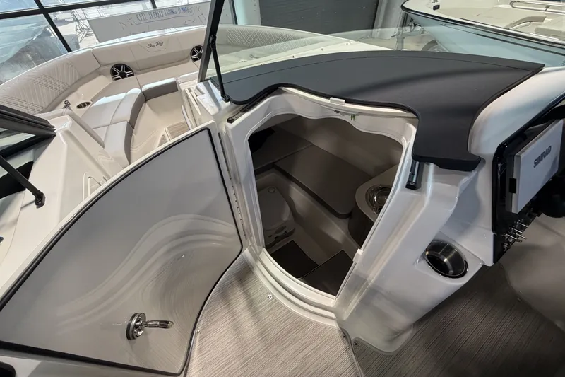 Slide: The Image of Sea Ray SDX 250 Outboard 2026 - 17