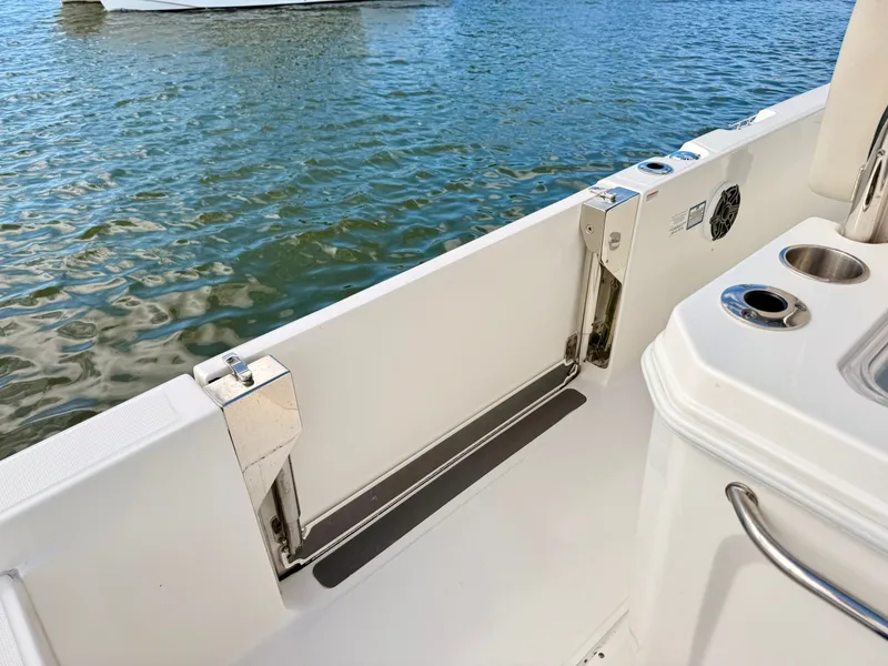 Slide: The Image of Boston Whaler 280 Dauntless 2024 - 25