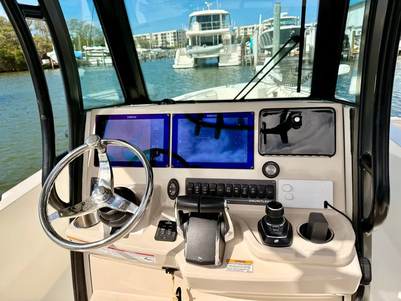 Slide: The Image of Boston Whaler 280 Dauntless 2024 - 32