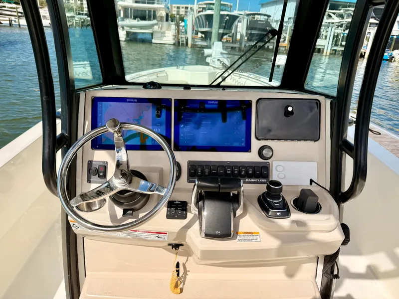 Slide: The Image of Boston Whaler 280 Dauntless 2024 - 33
