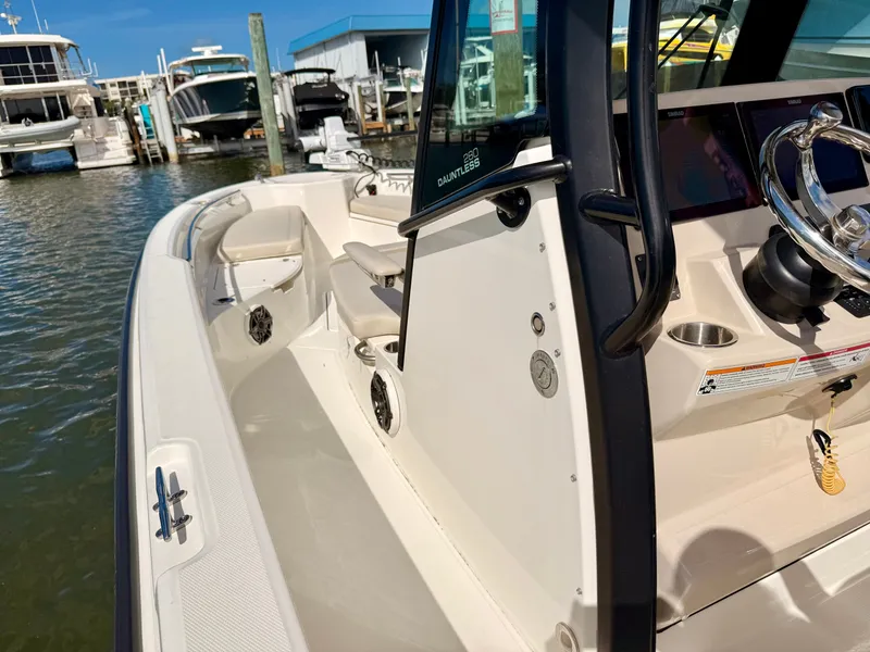 Slide: The Image of Boston Whaler 280 Dauntless 2024 - 44