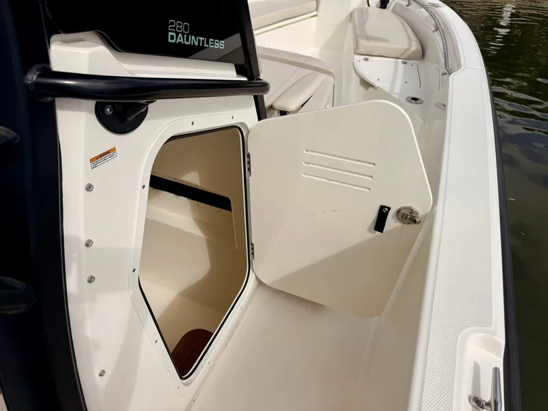 Slide: The Image of Boston Whaler 280 Dauntless 2024 - 46