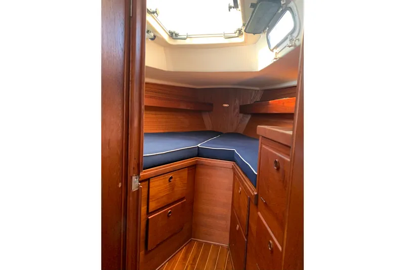 Slide: The Image of 1986 Sabre 34 MK II yacht cabin with wooden interior and blue cushions. - 49