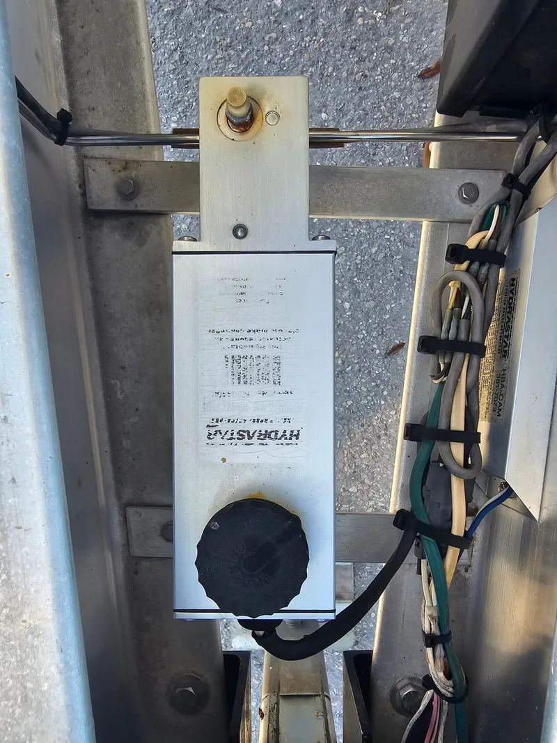 Slide: The Image of Hydraulic system on an Ocean Master 31 boat, year 1987. - 15