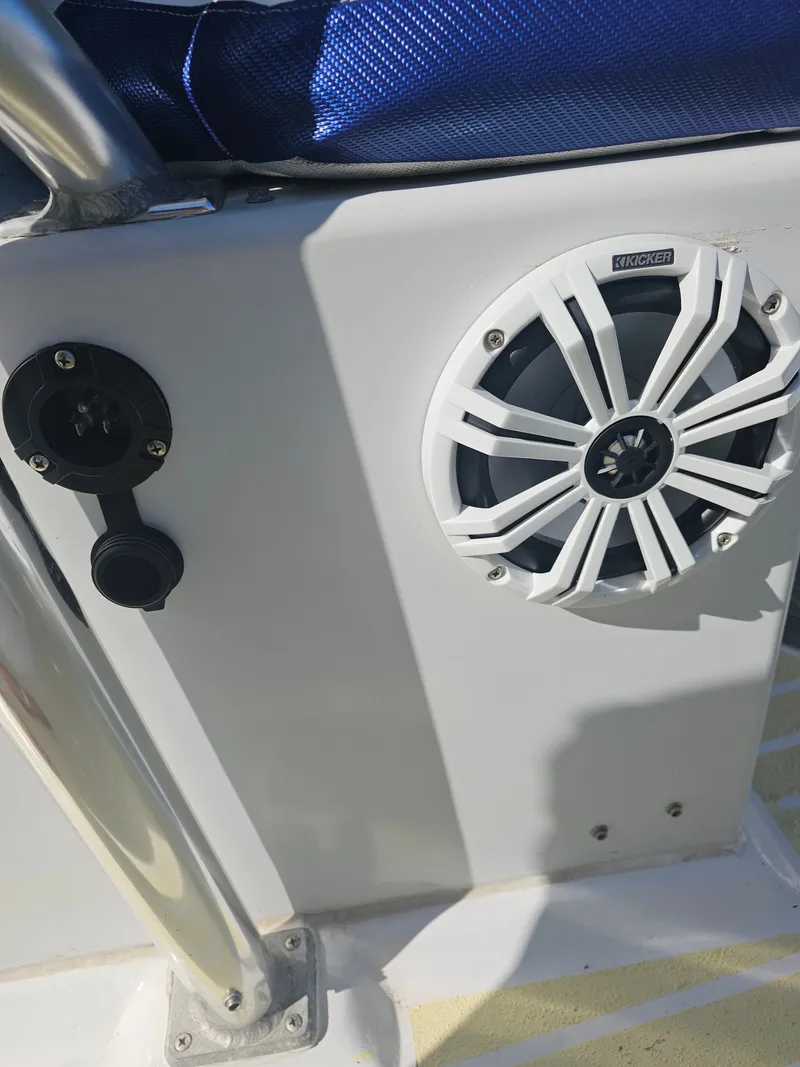 Slide: The Image of Speaker and socket on a 1987 Ocean Master 31 boat. - 31