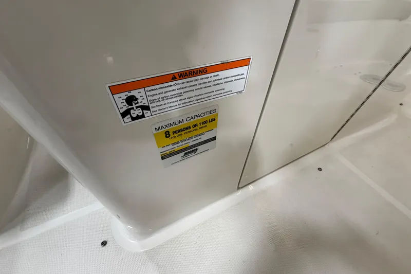 Slide: The Image of 2006 Sea Ray 200 Sundeck warning and capacity labels, 8-person limit. - 10