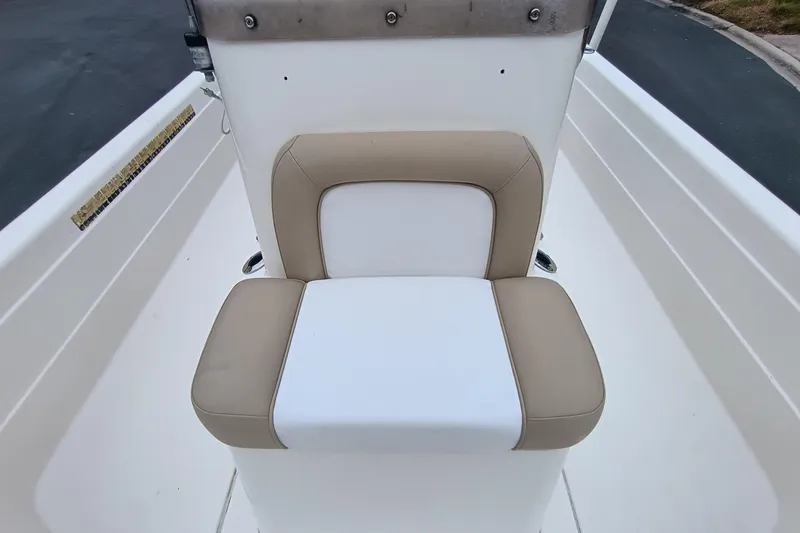 Slide: The Image of ShearWater Z2200 2006 boat seat with beige and white upholstery. - 50