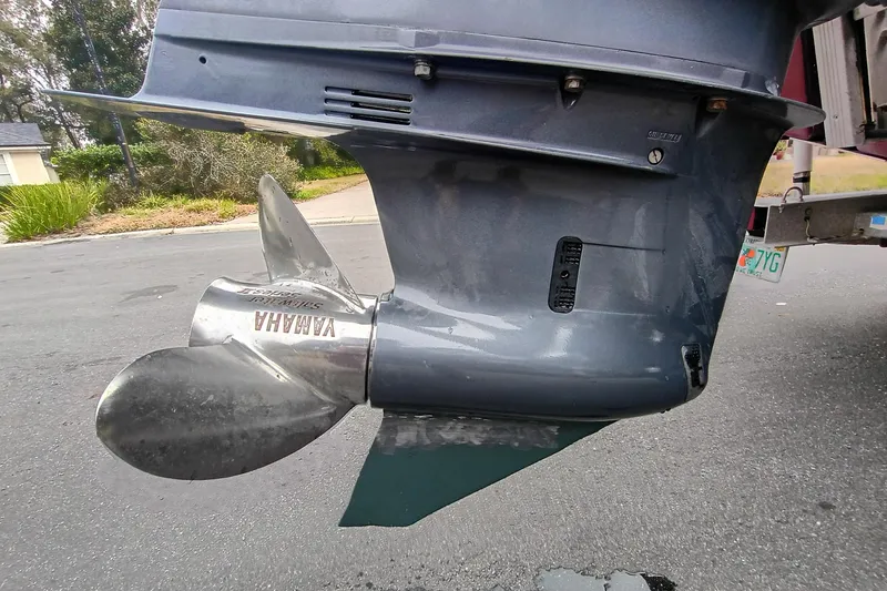 Slide: The Image of Outboard motor with Yamaha propeller on 2006 ShearWater Z2200 boat. - 7