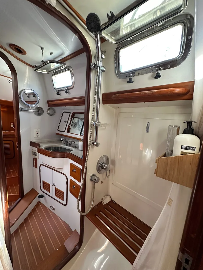 Slide: The Image of Passport 470 2006 - 16