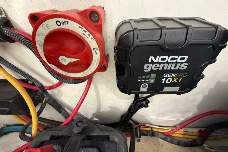 Slide: The Image of NOCO Genius GENPRO 10X1 charger and switch on 2007 Hydra-Sports Vector 2900 VX boat. - 100