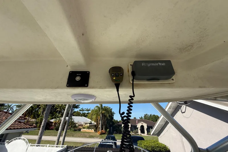 Slide: The Image of 2007 Hydra-Sports Vector 2900 VX boat interior with Raymarine equipment and microphone. - 106